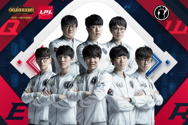 他在接受采 他在接受采