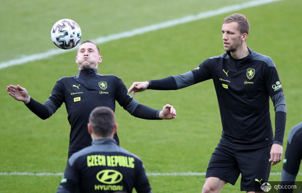 再次展现出 再次展现出