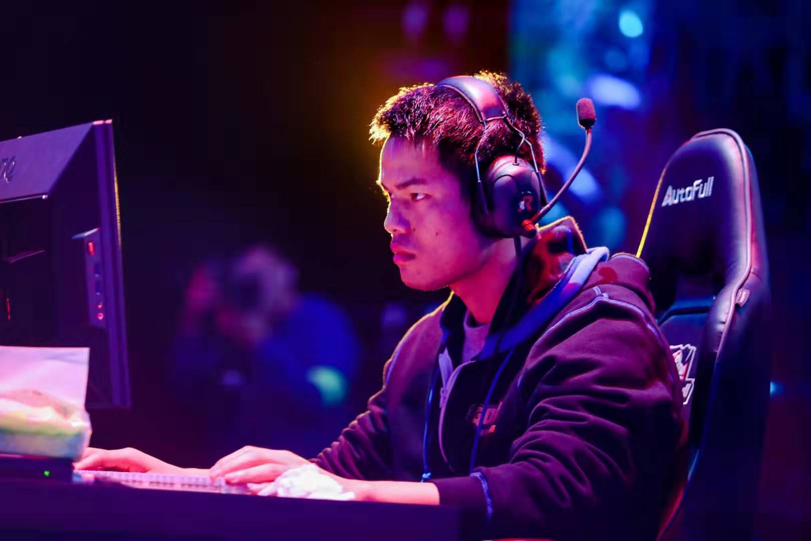 泰山则需依 泰山则需依